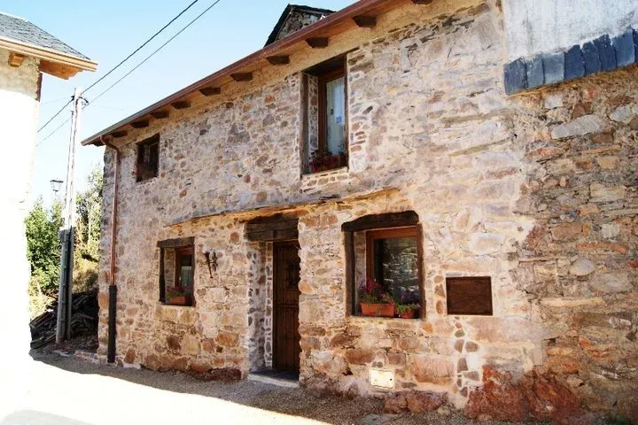 Imagen de Fachada de Casa Salva, todas las ventanas disponen de cristal climalit para que no se pierda nada de calor. Te sentirás realmente como en casa. 
