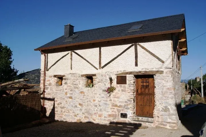 Imagen de Fachada de Casa Tina, nuesras casas están a tan sólo 8 km de las Medulas. Podrás llegar a ellas incuso andando. Ven a conocernos!!!