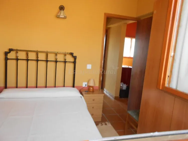 Imagen de Dormitorio doble con cama matrimonial