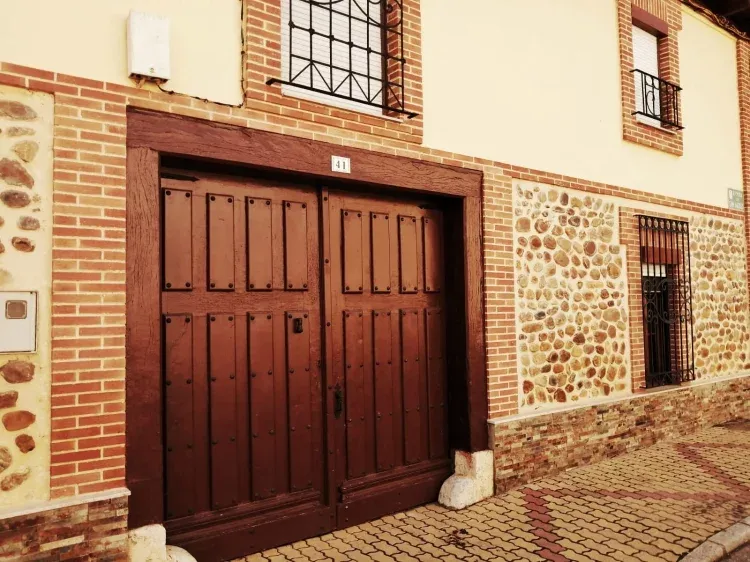 Imagen de Portón entrada a la casa y al hall principal  