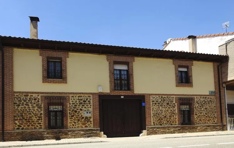 Imagen de Fachada principal de la casa con porton de entrada