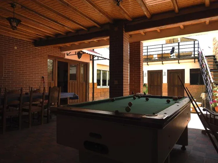 Imagen de Billar y zona de comerdor al aire libre en el patio interior de la casa