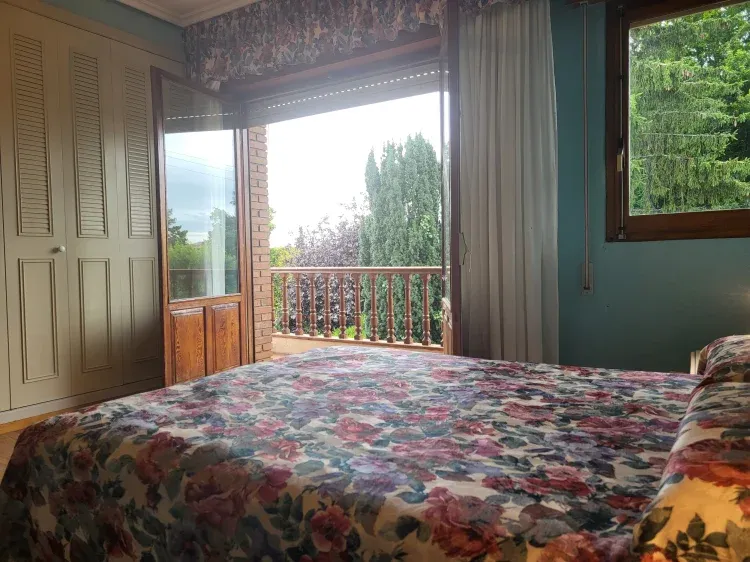 Imagen de Habitación con cama de matrimonio y terraza privada. 