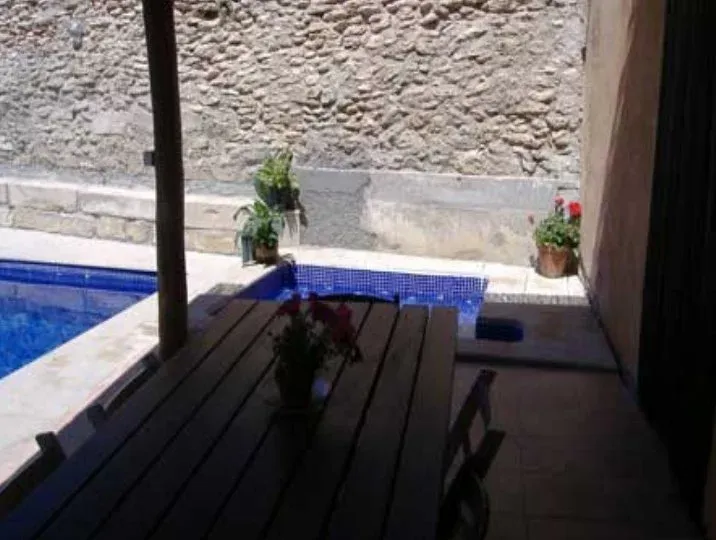 Imagen de Detall jacuzzi al costat de la piscina.