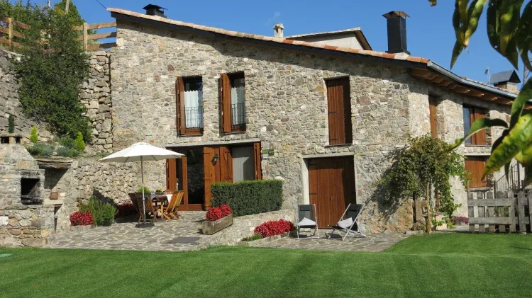 Imagen de Entrada de la casa con barbacoa y jardín
