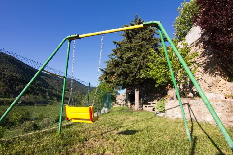 Imagen de Columpios en el jardin de Casa rural Baró de Tornafort