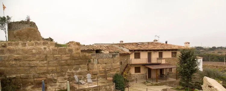 Imagen de Vista de la casa y la Torre romana des del jardín