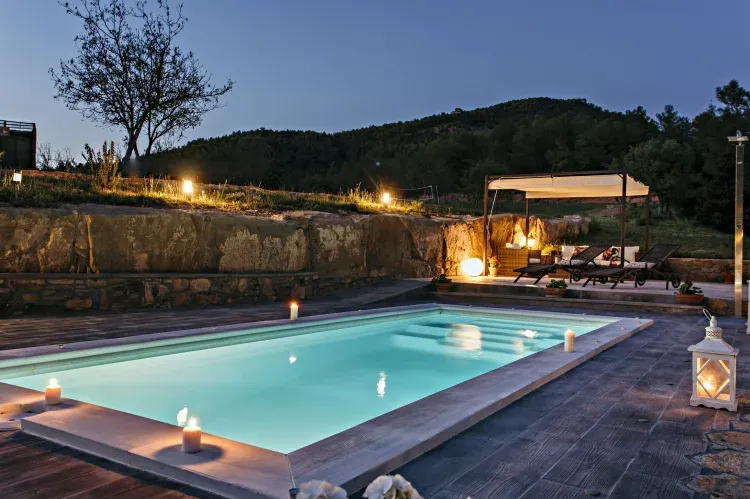 Imagen de piscina noche