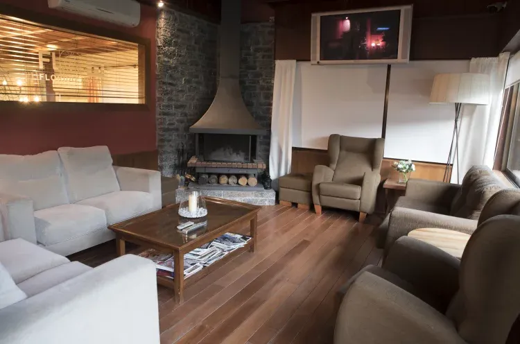 Imagen de Sala de estar con chimenea