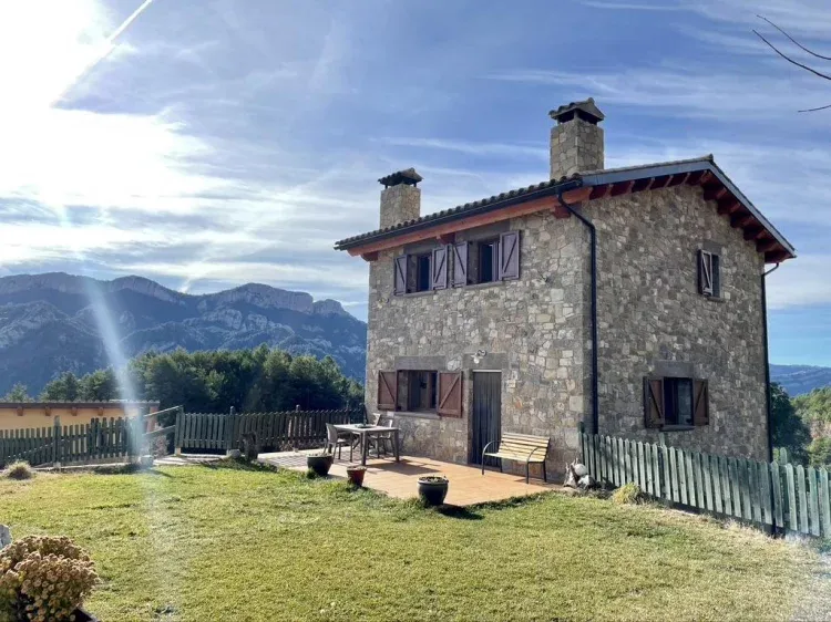 Imagen de Imagen de la casa des de la zona de la barbacoa, con las vistas de la Serra de Busa en el fondo.