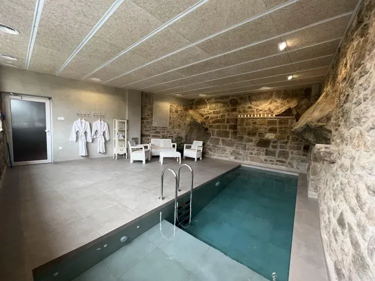 Imagen de Piscina climatitzada i jacuzzi