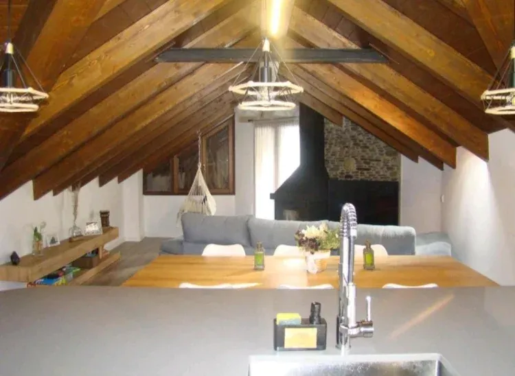 Imagen de Barra cocina con sala de estar y chimenea de pellet
