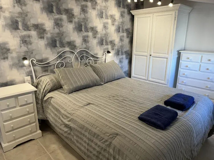 Imagen de Habitación de matrimonio con baño