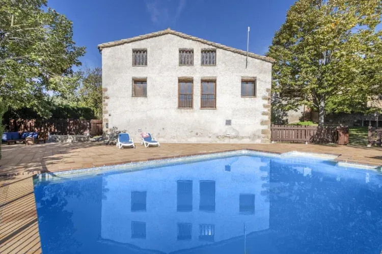 Imagen de Piscina exterior con vistas y zona de chillout