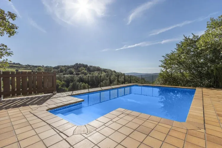 Imagen de Piscina exterior con vistas a los bosques de la casa