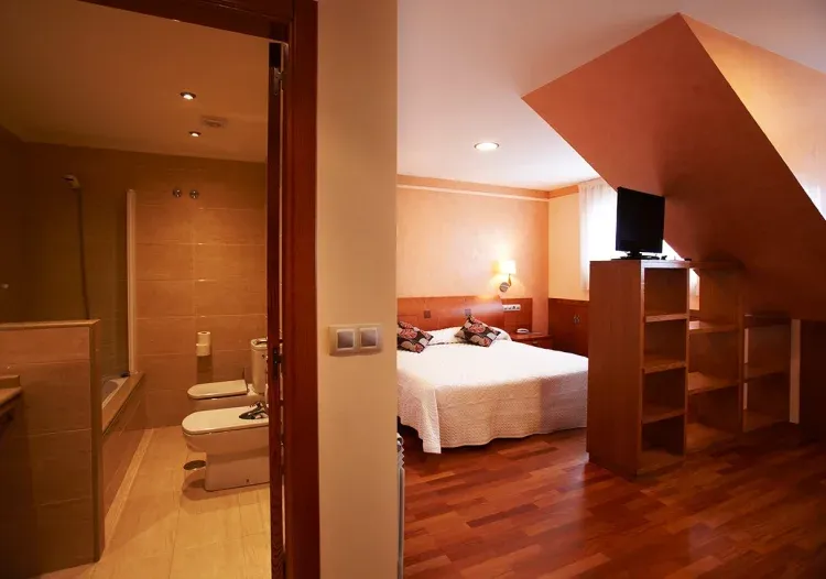 Imagen de Habitación especial  con cama de 1.80m y ventanas a la playa.
