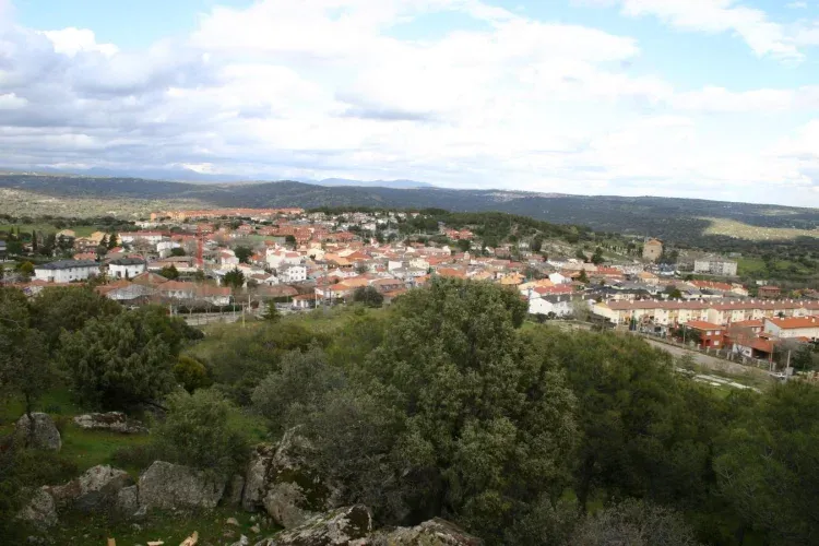 Imagen de Panorámica de Navalagamella, en pleno centro están los Alojamientos Rurales La Aldaba