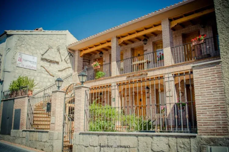 Imagen de La fachada principal preside la calle La Cuesta, en el centro de Navalagamella.