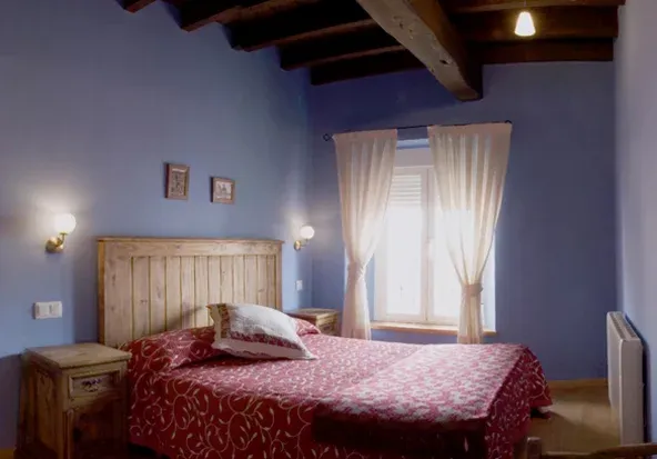 Imagen de Habitación de matrimonio con cama de 150 con vistas a la Sierra