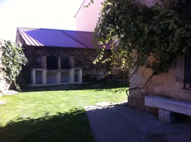 Imagen de Barbacoas de obra en el patio con mesas y siilas 