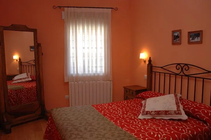 Imagen de habitación de matrimonio con cama de 150