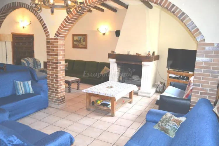 Imagen de Salón principal con chimenea y cueva