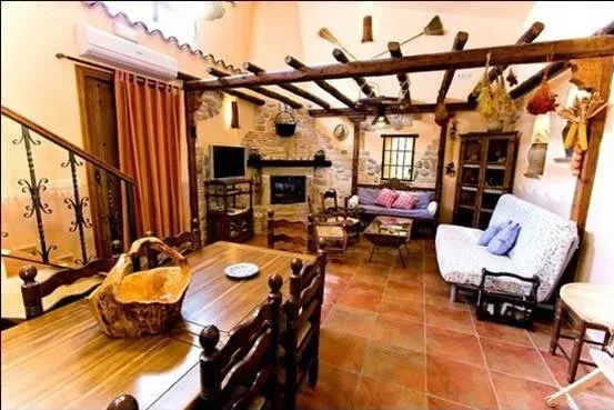Imagen de El salón-cocina está totalmente equipado. Tiene chimenea , calefacción y aire acondicionado.