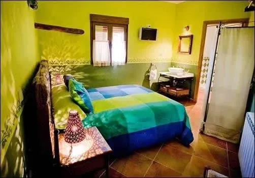 Imagen de La hab. de El Olivo. Tv, baño, cama de matrimonio.