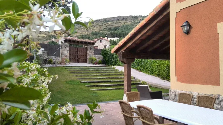 Imagen de porche mas jardín de entrada