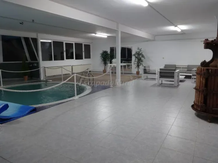 Imagen de piscina interior SPA