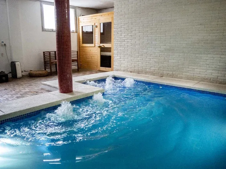 Imagen de piscina interior climatizada burbujas
