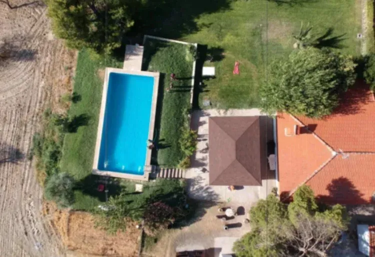 Imagen de Vista de la vivienda, cenador y piscina
