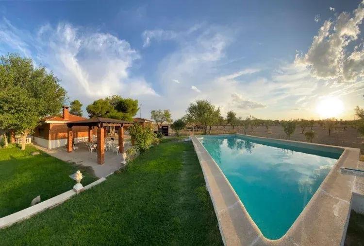 Imagen de Vista piscina, jardín y cenador