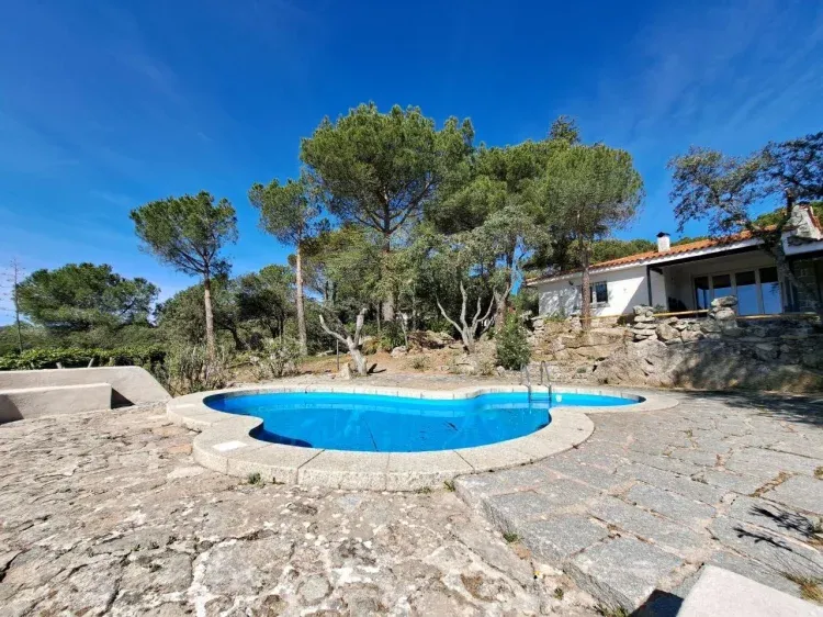 Imagen de Jardín vivienda y piscina