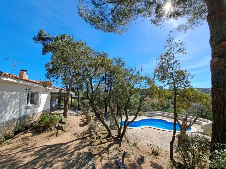 Imagen de Jardín vivienda y piscina
