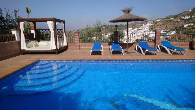 Imagen de Piscina y cama balinesa