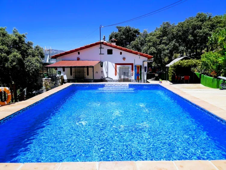 Imagen de La piscina junto a la casa.