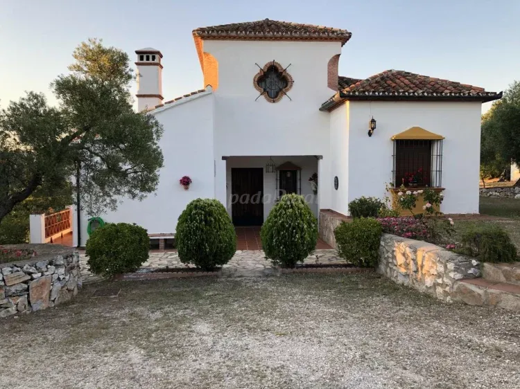 Imagen de Entrada principal, con pequeño porche