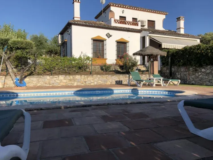 Imagen de Vista de la casa desde la piscina