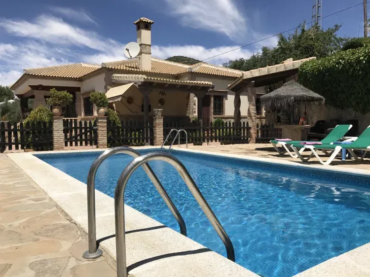 Imagen de Piscina en óptimas condiciones durante todo el año para el disfrute del cliente