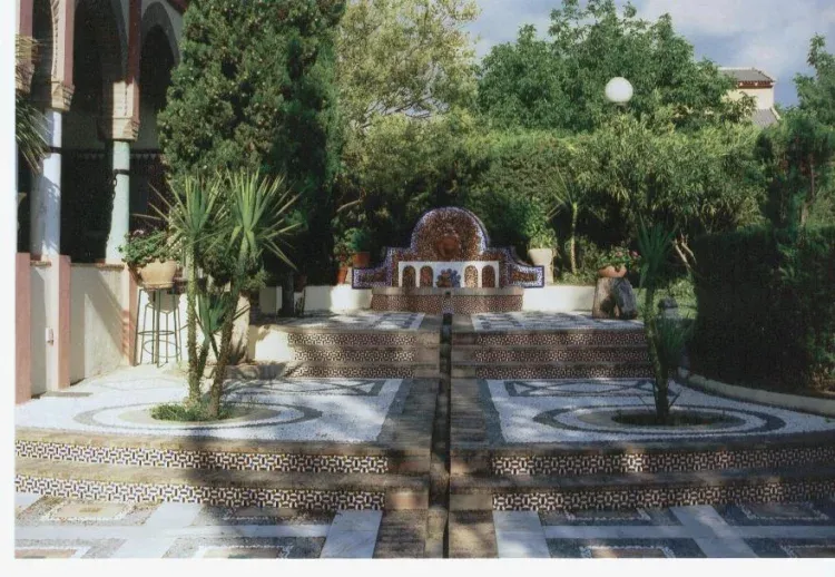 Imagen de Zonas de relax, fuentes y taraceado en el suelo
