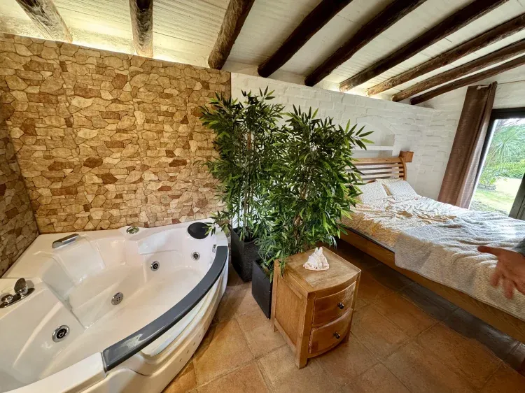 Imagen de Habitación con cama doble y jacuzzi
