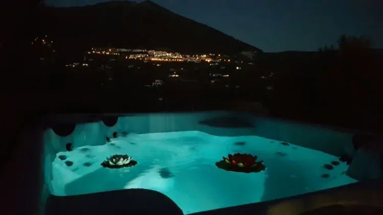 Imagen de Jacuzzi de agua caliente iluminado con vistas al pueblo