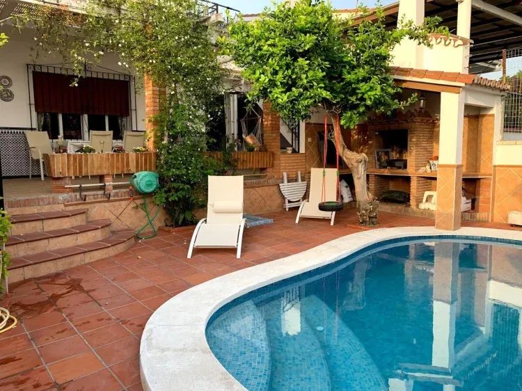 Imagen de Piscina y jardin