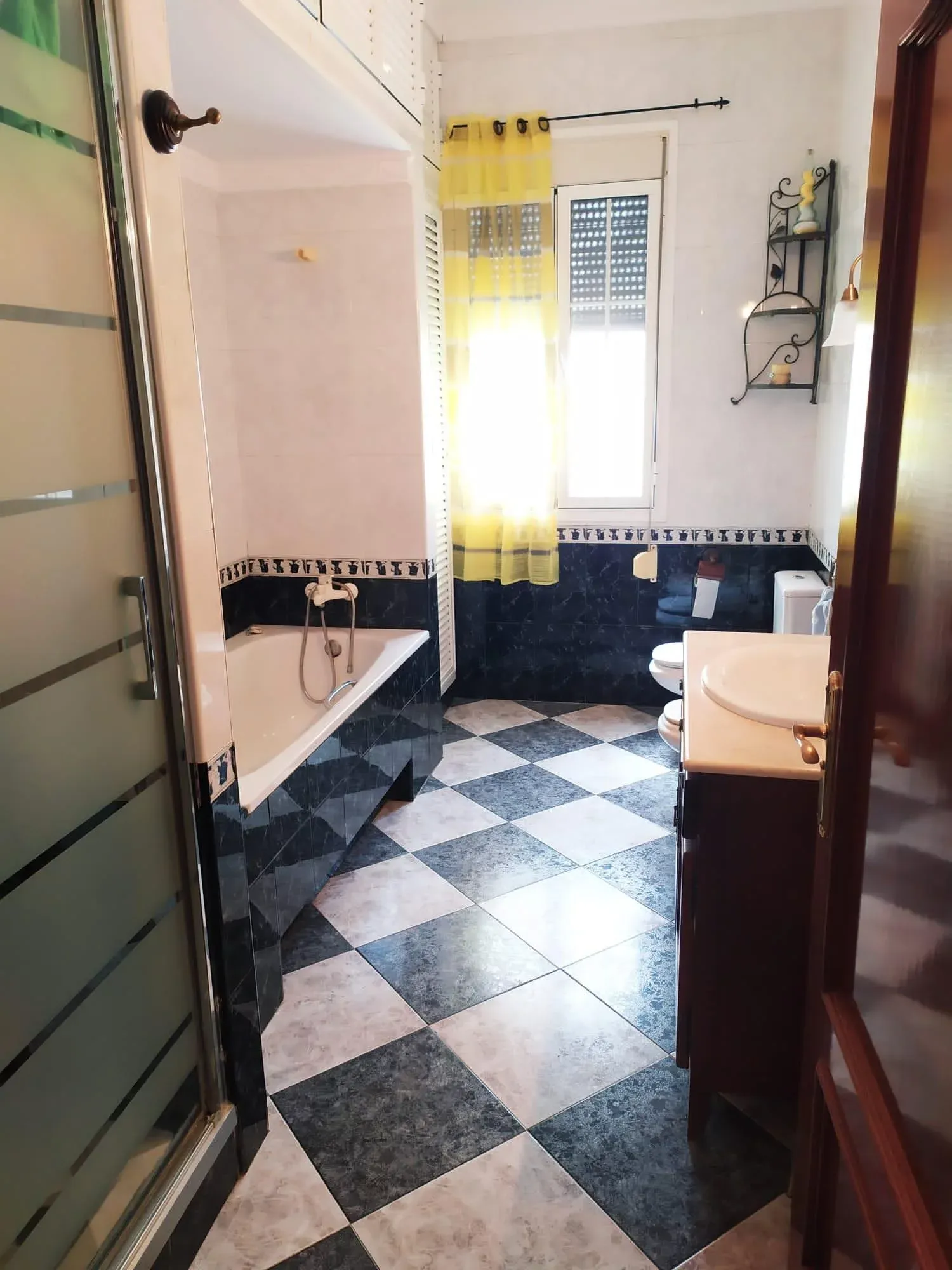 Imagen de Baño con ducha y bañera muy amplio.