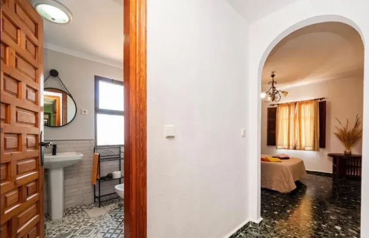Imagen de habitación y baño