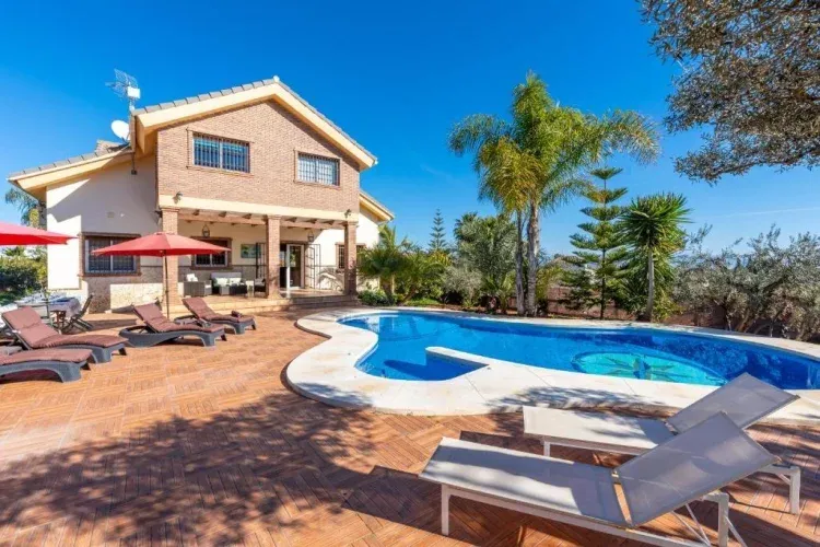 Imagen de terraza con jardín exterior