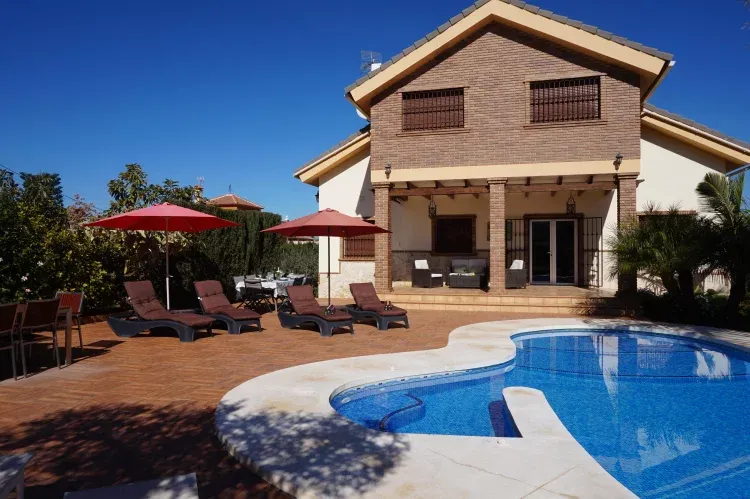 Imagen de Zona tumbonas piscina exterior.