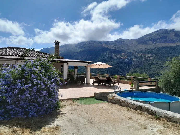 Imagen de terraza con piscina
