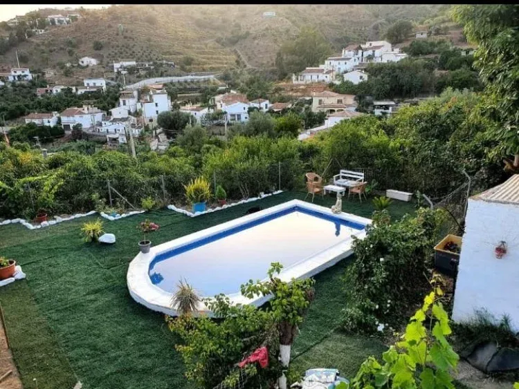 Imagen de piscina y jardin